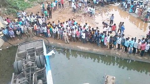 ಕಾಲುವೆಗೆ ಉರುಳಿದ ಬಸ್