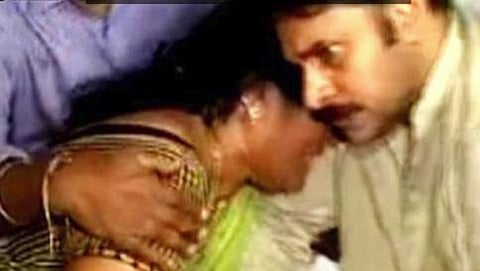 ಮೃತ ವಿನೋದ್ ಕುಟುಂಬಸ್ಥರಿಗೆ ಸಾಂತ್ವನ ಹೇಳುತ್ತಿರುವ ನಟ ಪವನ್ ಕಲ್ಯಾಣ್