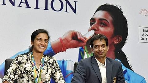 ಬ್ಯಾಡ್ಮಿಂಟನ್ ಆಟಗಾರ್ತಿ ಪಿ.ವಿ.ಸಿಂಧು ಮತ್ತು ಕೋಚ್ ಪುಲ್ಲೇಲ ಗೋಪಿಚಂದ್