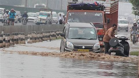 ದೆಹಲಿ-ಗುರುಂಗಾವ್ ರಸ್ತೆಯಲ್ಲಿ ಭಾರೀ ಮಳೆಯಿಂದ ರಸ್ತೆ ತುಂಬ ನೀರು ಉಕ್ಕಿ ವಾಹನ ಸಂಚಾರರು ಪ್ರಯಾಸ ಪಡುತ್ತಿರುವುದು.