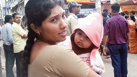 ಬೆಳಗಾವಿಯಲ್ಲಿ 10 ತಿಂಗಳ ಮಗು ಹಿಡಿದು ಕರ್ತವ್ಯಕ್ಕೆ ಹಾಜರಾದ ಮಹಿಳಾ ಪೇದೆ