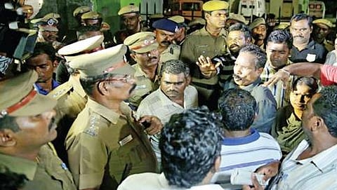 ಪೊಲೀಸರ ವಿರುದ್ಧ ಆಕ್ರೋಶ ವ್ಯಕ್ತಪಡಿಸಿರುತ್ತಿರುವ ರಾಮ್ ಕುಮಾರ್ ಸಂಬಂಧಿಗಳು