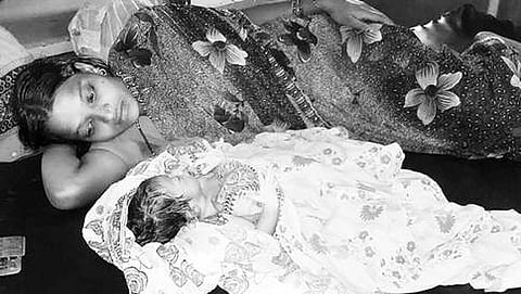 ವ್ಯಾನ್ ನಲ್ಲೇ ಮಗುವಿಗೆ ಜನ್ಮವಿತ್ತ ಮಹಿಳೆ