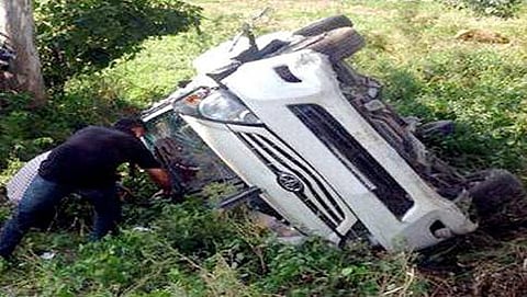 ಕಣಿವೆಗೆ ಉರುಳಿದ ಕಾರು(ಸಂಗ್ರಹ ಚಿತ್ರ)