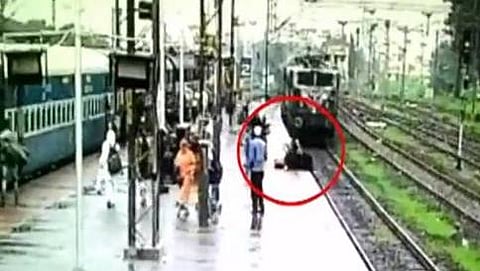 ಹಳಿ ದಾಟಲಾಗದೆ ಕೂದಲೆಳೆ ಅಂತರದಲ್ಲಿ ಪಾರಾದ ತಾಯಿ