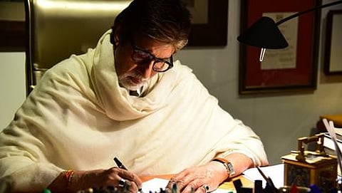 ಅಮಿತಾಬ್ ಬಚ್ಚನ್ ಮೊಮ್ಮಕ್ಕಳಿಗೆ ಪತ್ರ ಬರೆಯುವಾಗಿನ ಚಿತ್ರ(ಫೋಟೋ ಕೃಪೆ-ಬಚ್ಚನ್ ಟ್ವಿಟ್ಟರ್ ಖಾತೆ)