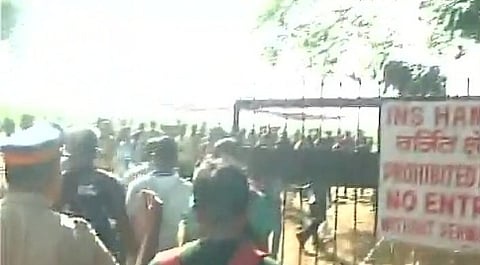 ನೌಕಾ ಪ್ರವೇಶ ಪರೀಕ್ಷೆಯಲ್ಲಿ ಉಂಟಾದ ಗೊಂದಲಮಯ ವಾತಾವರಣದ ದೃಶ್ಯ