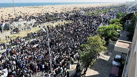 ಚೆನ್ನೈ ಮರೀನಾ ಬೀಚ್ ನಲ್ಲಿ ವಿದ್ಯಾರ್ಥಿಗಳಿಂದ ಧರಣಿ