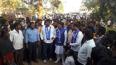ಪ್ರತಿಭಟನೆ ನಡೆಸುತ್ತಿರುವ ದಲಿತ ಸಂಘಟನೆಗಳು