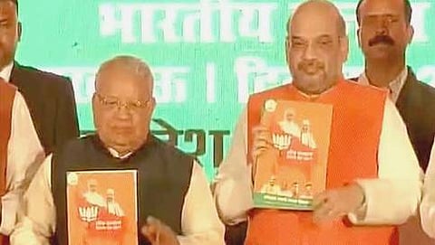 ಪ್ರಣಾಳಿಕೆ ಬಿಡುಗಡೆ ಮಾಡುತ್ತಿರುವ ಬಿಜೆಪಿ ಅಧ್ಯಕ್ಷ