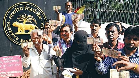 ಹಳೆ ನೋಟುಗಳನ್ನು ಬದಲಾಯಿಸಲು ಬಂದಿದ್ದ ಸಾರ್ವಜನಿಕರು