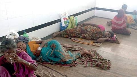 ಆಸ್ಪತ್ರೆಯ ಹೊರಾಂಗಣದಲ್ಲಿ ಕಾದು ಕುಳಿತಿರುವ ರೋಗಿಗಳು