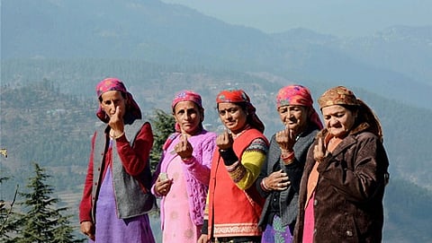 ಶಿಮ್ಲಾದಲ್ಲಿ ತಮ್ಮ ಹಕ್ಕು ಚಲಾಯಿಸಿದ ಮತದಾರರು