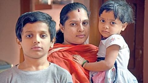 ಮಕ್ಕಳೊಂದಿಗೆ ಗೃಹಿಣಿ ವರಲಕ್ಷ್ಮಿ