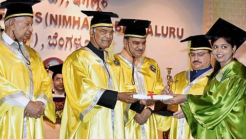 ಬೆಂಗಳೂರಿನ ನಿಮ್ಹಾನ್ಸ್ ನ 22ನೇ ಘಟಿಕೋತ್ಸವದಲ್ಲಿ ವಿದ್ಯಾರ್ಥಿಗಳಿಗೆ ಪದವಿ ಪ್ರಮಾಣಪತ್ರ ಹಾಗೂ ಪ್ರತಿಭಾನ್ವಿತರಿಗೆ ಪದಕಗಳನ್ನು ಪ್ರದಾನ ಮಾಡಿದ ರಾಷ್ಟ್ರಪತಿ ರಾಮನಾಥ್ ಕೋವಿಂದ್. ರ