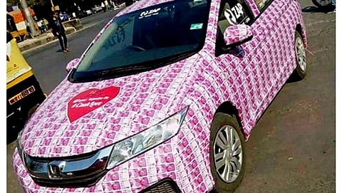 ಕಾರಿಗೆ 2000 ರೂ. ನೋಟಿನಿಂದ ಅಲಂಕಾರ
