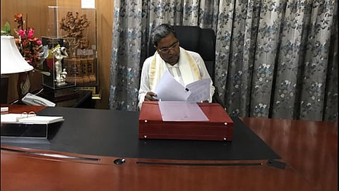 ಬಜೆಟ್ ಪ್ರತಿ ಹಸ್ತಾಂತರಿಸಿದ ಎಂ.ಎನ್.ಎಸ್.ಪ್ರಸಾದ್