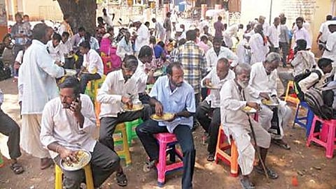 ರೂ.5 ಕ್ಕೆ ಫುಲ್ ಮೀಲ್ಸ್: ಗದಗ್'ನಲ್ಲಿ ಹೀಗೊಂದು ಸಮಾಜ ಸೇವೆ!