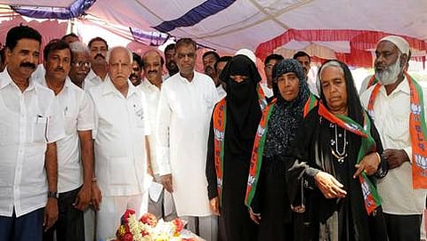 ನಂಜನಗೂಡಿನಲ್ಲಿ ಪ್ರಚಾರದಲ್ಲಿ ತೊಡಗಿರುವ ಯಡಿಯೂರಪ್ಪ ಮತ್ತು ಶ್ರೀನಿವಾಸ್ ಪ್ರಸಾದ್