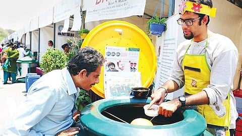 ವಿಧಾನ ಸೌಧದ ಹೊರಗೆ ನಿನ್ನೆ ನಡೆದ ತ್ಯಾಜ್ಯಗಳಿಂದ ಗೊಬ್ಬರ ತಯಾರಿಸುವ ವಿಧಾನವನ್ನು ವ್ಯಕ್ತಿಯೊಬ್ಬರು ಪರಿಶೀಲಿಸುತ್ತಿರುವುದು.