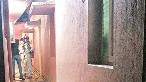 ಘಟನೆ ನಡೆದ ಸ್ಥಳವನ್ನು ಕುತೂಹಲದಿಂದ ವೀಕ್ಷಿಸುತ್ತಿರುವ ಸ್ಥಳೀಯರು