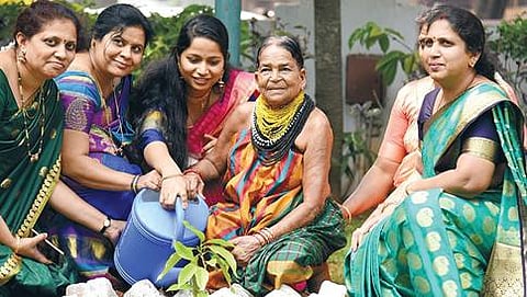 ಅಂತಾರಾಷ್ಟ್ರೀಯ ಮಹಿಳಾ ದಿನದ ಅಂಗವಾಗಿ ಕೆಎಸ್ಆರ್ ಟಿಸಿ ಮಹಿಳಾ ಸಿಬ್ಬಂದಿ ಜೊತೆ ಬೆಂಗಳೂರಿನಲ್ಲಿ ಗಿಡವನ್ನು ನೆಟ್ಟ ಸುಕ್ರಿ ಬೊಮ್ಮಗೌಡ