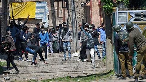 ಭದ್ರತಾಪಡೆಗಳ ಮೇಲೆ ಕಲ್ಲುತೂರಾಟ ನಡೆಸುತ್ತಿರುವ ಯುವಕರು