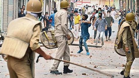 ಕುಪ್ವಾರ: ಉಗ್ರರ ದಾಳಿ ಬಳಿಕ ಸೇನಾ ಶಿಬಿರದ ಬಳಿ ಕಲ್ಲು ತೂರಾಟ