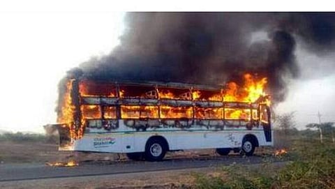 ಬೆಂಗಳೂರಿನಿಂದ ಗದಗಕ್ಕೆ ತೆರಳುತ್ತಿದ್ದ ಖಾಸಗಿ ಬಸ್ಸು ಕೊಪ್ಪಳದಲ್ಲಿ ಬೆಂಕಿಗೆ ಆಹುತಿಯಾಗಿಯಿತು.