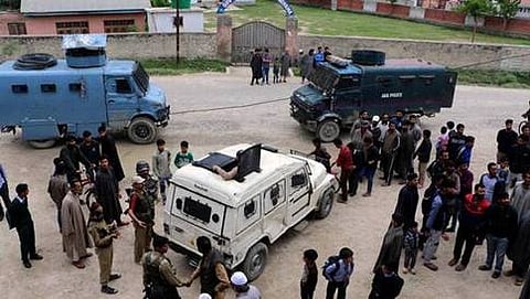 ಉಗ್ರಗಾಮಿಗಳು ದಾಳಿ ನಡೆಸಿದ ಬ್ಯಾಂಕುಗಳ ಸಮೀಪ ಭದ್ರತಾ ಸಿಬ್ಬಂದಿ ಮತ್ತು ಗಸ್ತು ವಾಹನ