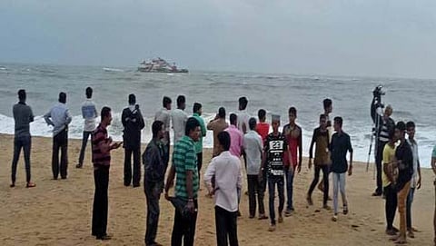 ಅಪಾಯಕ್ಕೆ ಸಿಲುಕಿರುವ ಬಾರ್ಜ್