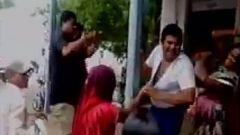 ವಕೀಲನಿಗೆ ಥಳಿಸುತ್ತಿರುವ ಮಹಿಳೆಯರು