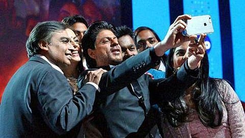 ರಿಲಯನ್ಸ್ ಇಂಡಿಯಾ ಲಿಮಿಟೆಡ್ ಅಧ್ಯಕ್ಷ ಮುಕೇಶ್ ಅಂಬಾನಿ ಜೊತೆಗೆ ಸೆಲ್ಫಿ ತೆಗೆದುಕೊಳ್ಳುತ್ತಿರುವ ಶಾರೂಕ್ ಖಾನ್