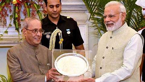 ನಿರ್ಗಮಿತ ರಾಷ್ಟ್ರಪತಿ ಪ್ರಣಬ್ ಮುಖರ್ಜಿಯವರಿಗೆ ಸ್ಮರಣಿಕೆ ನೀಡಿದ ಪ್ರಧಾನ ಮಂತ್ರಿ ನರೇಂದ್ರ ಮೋದಿ