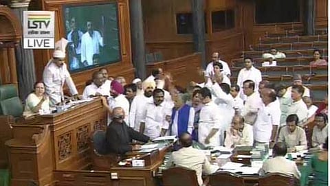 ಲೋಕಸಭೆ ಕಲಾಪದ ವೇಳೆ ಕಾಂಗ್ರೆಸ್ ಸಂಸದರಿಂದ ಪ್ರತಿಭಟನೆ