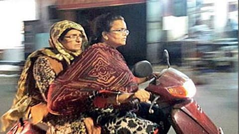 ಮಧ್ಯರಾತ್ರಿ ಕಿರಣ್ ಬೇಡಿ ಬೈಕ್ ರೈಡ್: ನಗರ ಸುರಕ್ಷತೆ ಅರಿಯಲು ರಹಸ್ಯ ಸಂಚಾರ!