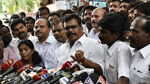 ರಾಜ್ಯಪಾಲರನ್ನು ಭೇಟಿ ಮಾಡಿದ ಬಳಿಕ ಮಾಧ್ಯಮಗಳೊಂದಿಗೆ ಮಾತನಾಡುತ್ತಿರುವ ಎಐಎಡಿಎಂಕೆ ಶಾಸಕ ತಂಗ ತಮಿಳ್ ಸೆಲ್ವನ್