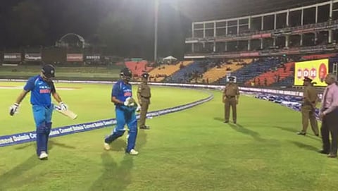 ಅಂಗಳದಿಂದ ಹೊರ ನಡೆಯುತ್ತಿರುವ ಆಟಗಾರರು