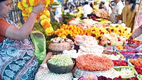 ಹಬ್ಬಕ್ಕಾಗಿ ಹೂವು ಖರೀದಿಸುತ್ತಿರುವ ಗ್ರಾಹಕರು