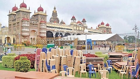 ಮೈಸೂರು ಅರಮನೆ ಮುಂದೆ ದಸರಾಕ್ಕೆ ಸಿದ್ದತೆ