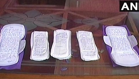 ಸಂದೇಶ ಬರೆದಿರುವ ನ್ಯಾಪ್ಕಿನ್