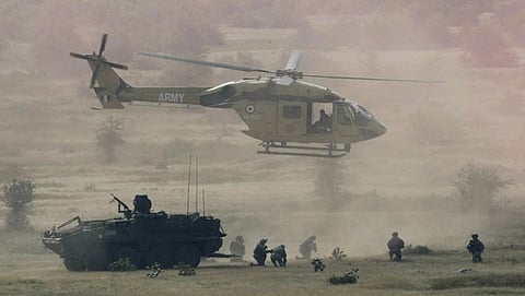 ನವದೆಹಲಿ: ಅಭ್ಯಾಸದ ವೇಳೆ ಹೆಲಿಕಾಪ್ಟರ್ ನಿಂದ ಬಿದ್ದು ಮೂವರು ಯೋಧರಿಗೆ ಗಾಯ