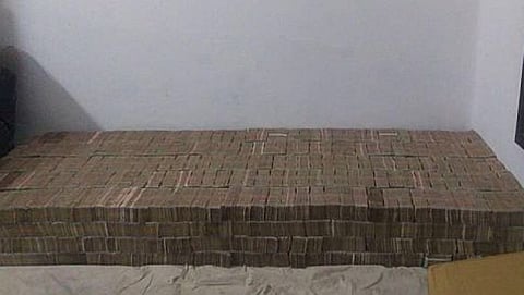 ದಾಳಿ ವೇಳೆ ಸಿಕ್ಕ ನಿಷೇಧಿತ ನೋಟುಗಳು