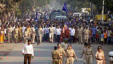 ಹಿಂಸಾಚಾರ ಖಂಡಿಸಿ ಮುಂಬೈನಲ್ಲಿ ಪ್ರತಿಭಟನೆ ನಡೆಸುತ್ತಿರುವುದು.