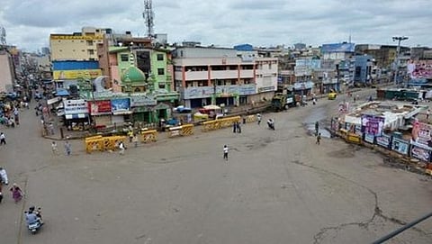 ಕರ್ನಾಟಕ ಬಂದ್ ಹಿನ್ನೆಲೆಯಲ್ಲಿ ಬಿಕೋ ಎನ್ನುತ್ತಿರುವ ರಸ್ತೆಗಳು(ಪಿಟಿಐ ಫೋಟೋ)