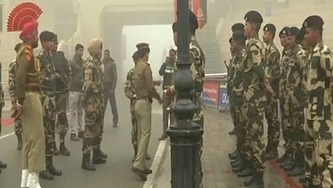 69ನೇ ಗಣರಾಜ್ಯೋತ್ಸವ: ವಾಘಾ ಗಡಿಯಲ್ಲಿ ಸಿಹಿ ಹಂಚಿ ಸಂಭ್ರಮಿಸಿದ ಯೋಧರು