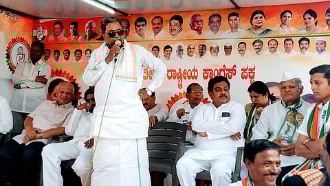 ಜಮಖಂಡಿಯಲ್ಲಿ ಚುನಾವಣಾ ಪ್ರಚಾರ ನಡೆಸಿದ ಮಾಜಿ ಸಿಎಂ ಸಿದ್ದರಾಮಯ್ಯ