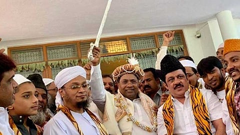 ಬೆಂಗಳೂರಿನಲ್ಲಿ ಇಂದು ಸಿದ್ದರಾಮಯ್ಯ ನಿವಾಸಕ್ಕೆ ತೆರಳಿದ ನಾಯಕರು ಟಿಪ್ಪು ಜಯಂತಿ ಹಿನ್ನಲೆಯಲ್ಲಿ ಸನ್ಮಾನಿಸಿದರು.