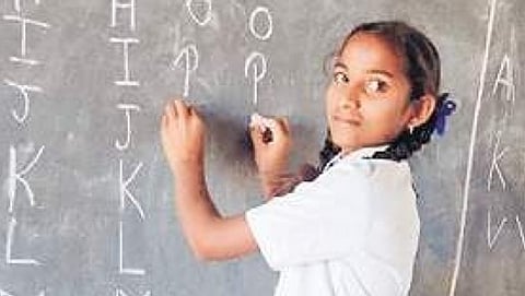 ಗದಗ ಜಿಲ್ಲೆಯ ನಾರಾಯಣಪುರ ಸರ್ಕಾರಿ ಶಾಲೆಯಲ್ಲಿ ಎರಡೂ ಕೈಗಳಲ್ಲಿ ಬರೆಯುತ್ತಿರುವ ವಿದ್ಯಾರ್ಥಿನಿ