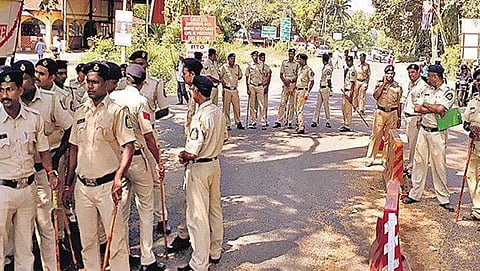 ಆರ್ ಎಫ್ ಓ ಕಚೇರಿ ಬಳಿಪೊಲೀಸರು